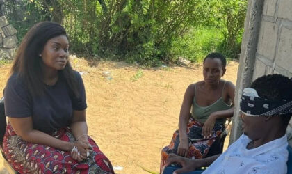 Lizha James visita Inocêncio, o jovem que perdeu o olho durante a marcha pacífica em homenagem ao Azagaia