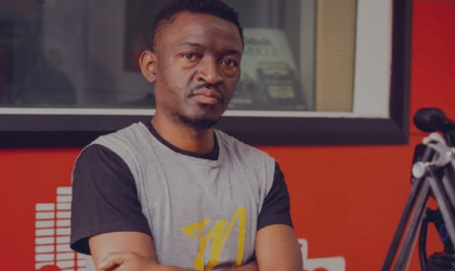 Hélder Leonel recebe diploma de mérito pela Rádio Moçambique