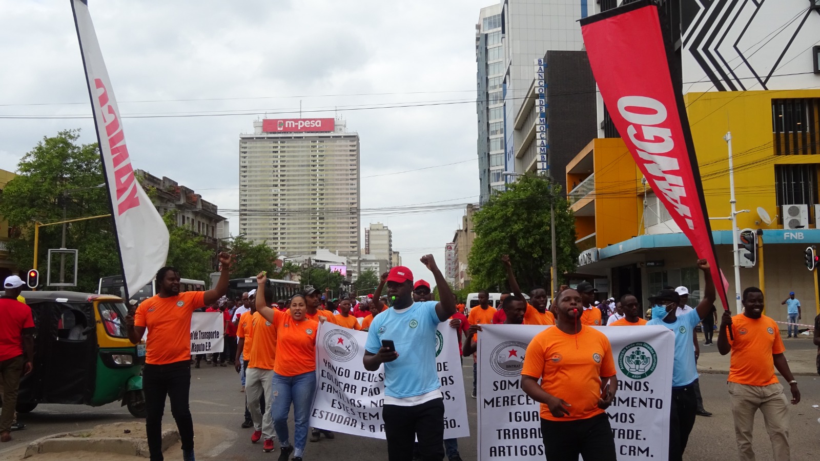 Taxistas de aplicativos de transporte reivindicam o Direito ao Trabalho em Maputo