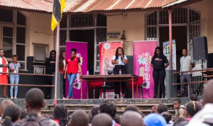 Lizha James visita a Escola Primária Do Alto Maé