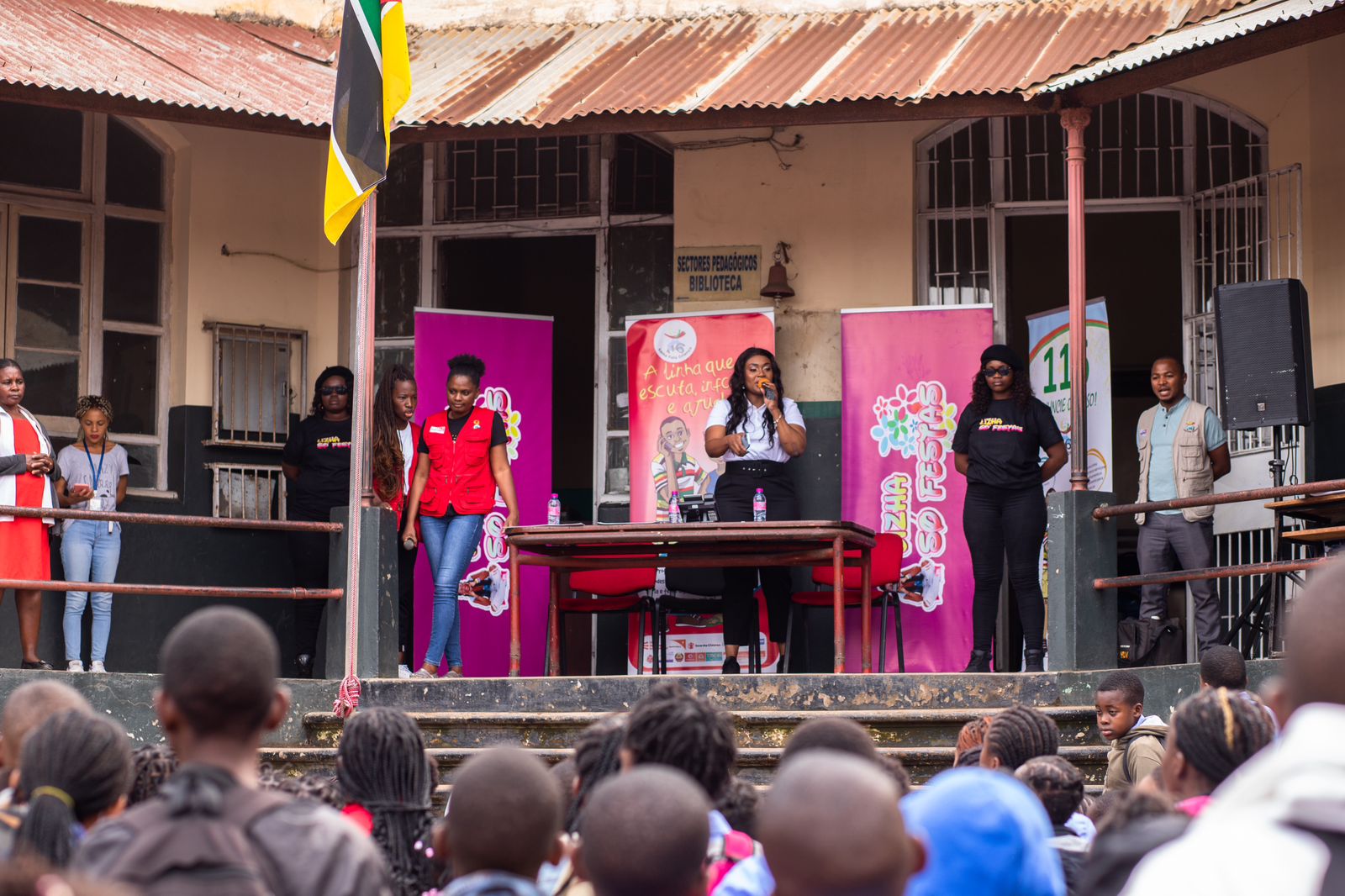 Lizha James visita a Escola Primária Do Alto Maé