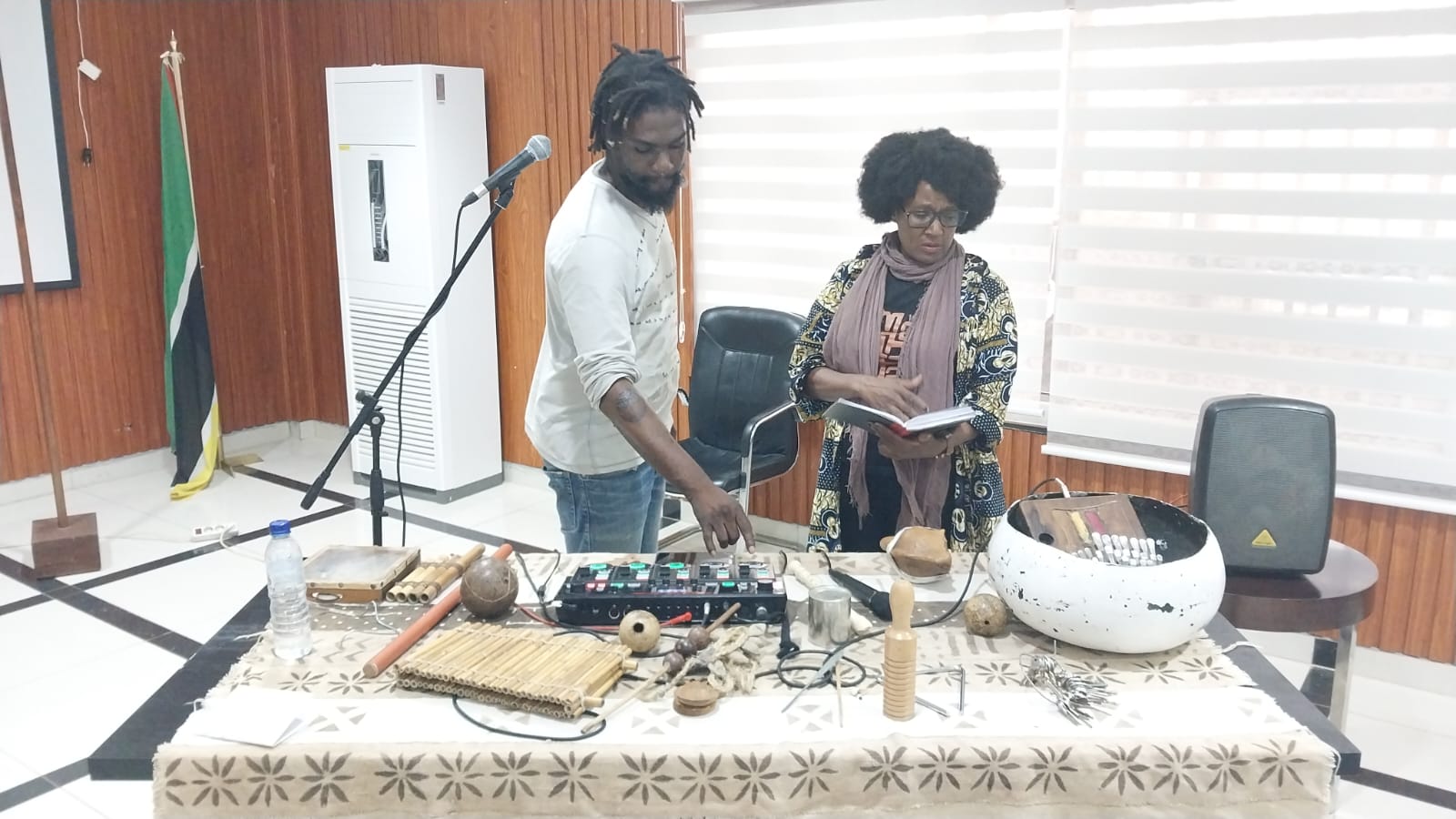 Lucrécia Paco e May Mbira exaltam a paz em performance artística