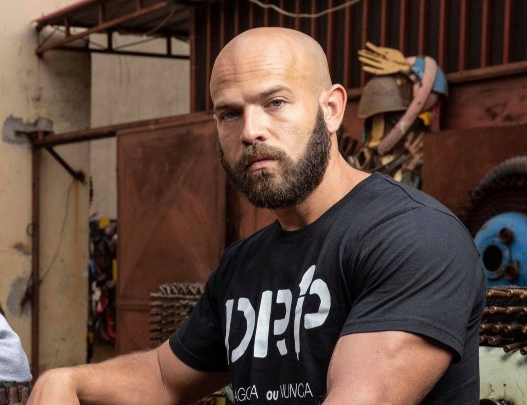 “Cantem na vossa língua. Acham que um BCI vai dar-vos oportunidade a cantarem em inglês?” – Leeleo