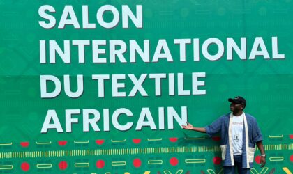 Nivaldo  Thierry eleva a bandeira moçambicana na Feira Internacional de Têxtil Africano