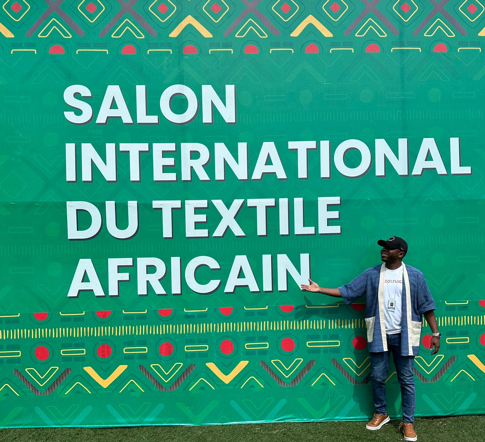 Nivaldo  Thierry eleva a bandeira moçambicana na Feira Internacional de Têxtil Africano