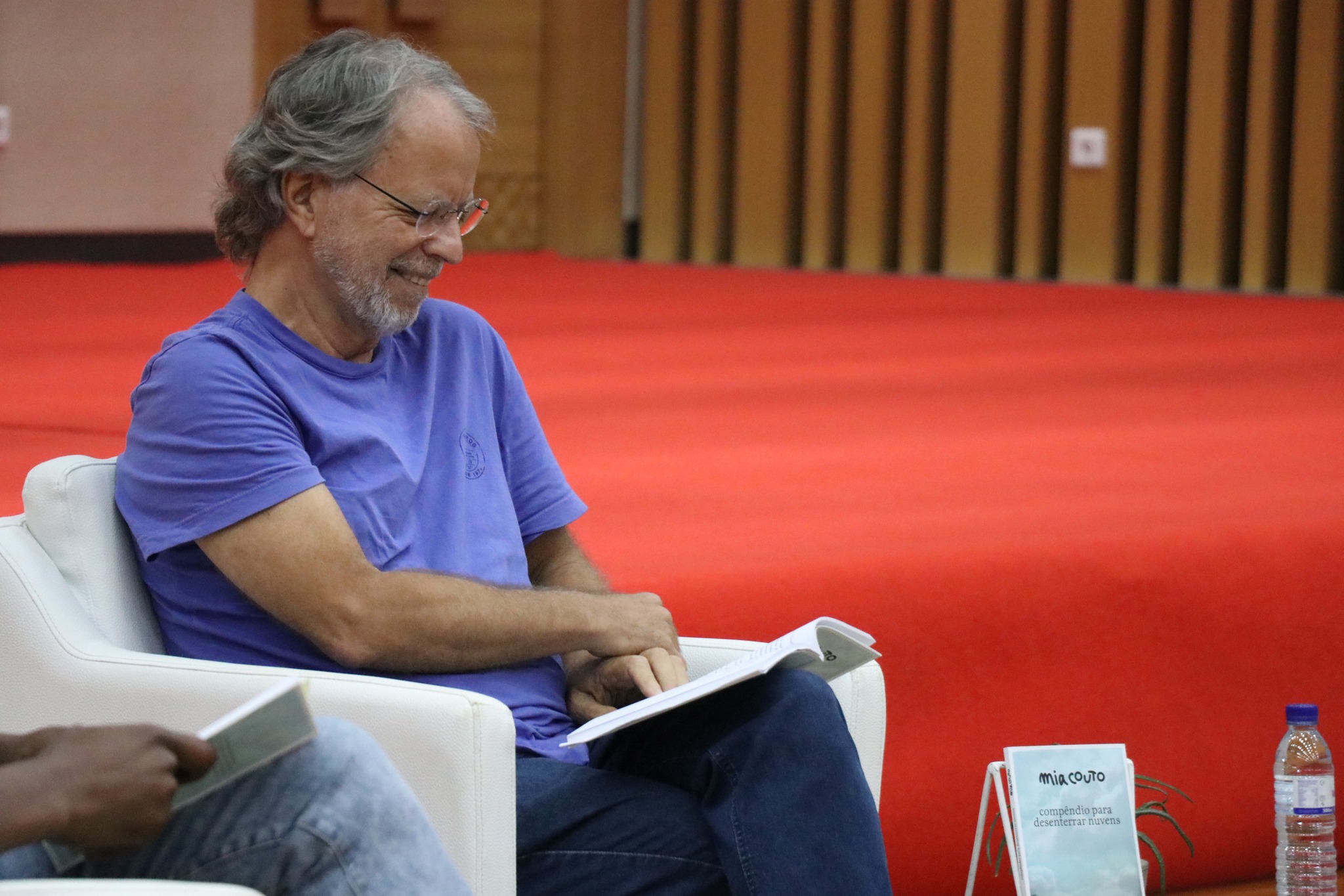 Mia Couto lança novo livro “Compêndio para Desenterrar Nuvens”