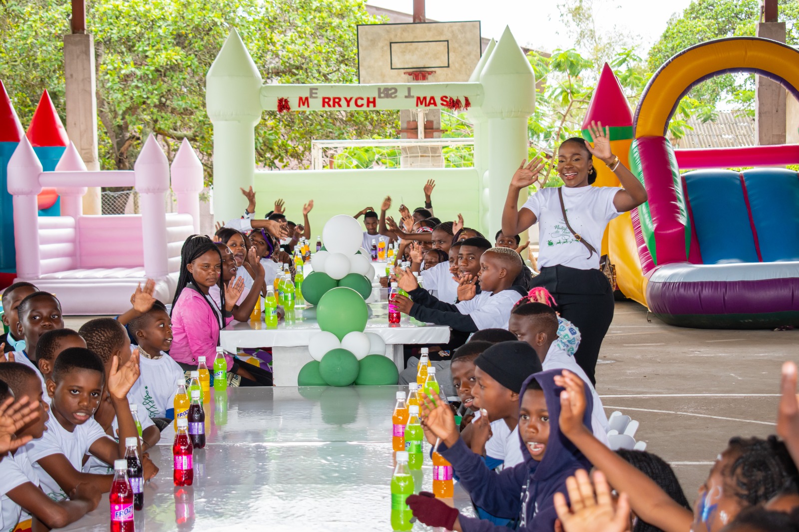 Táussy Daniel “costura” sorrisos no Ministério Arco Íris com um almoço solidário