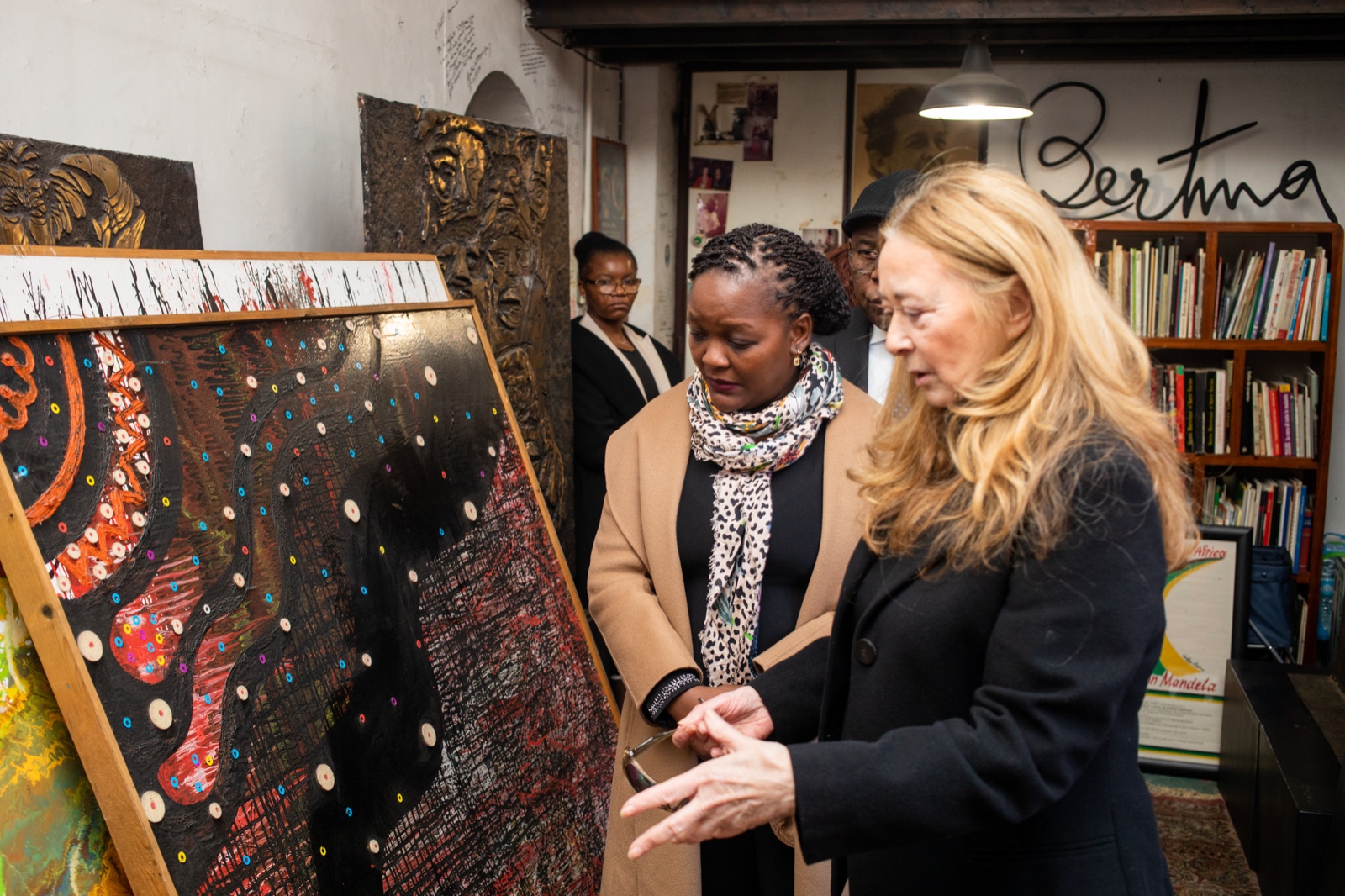 Ministra da Cultura e Turismo visita espólio de Bertina Lopes Ministra da Cultura e Turismo visita espólio de Bertina Lopes