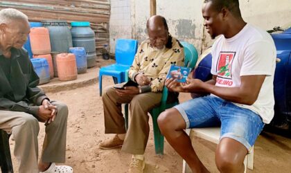 Joaquim Chissano visita o músico Xidimingwana