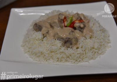 Receita de Caril de vaca com amendoim e coco acompanhado com arroz