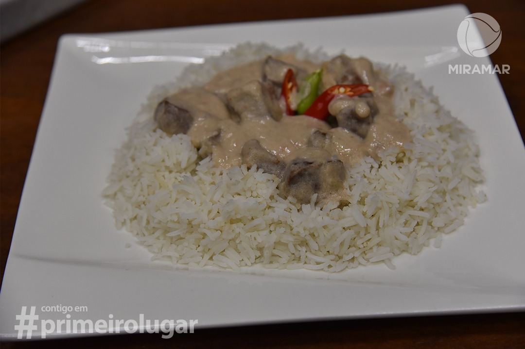 Receita de Caril de vaca com amendoim e coco acompanhado com arroz