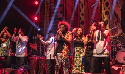 Stewart Sukuma e Banda NKhuvu fazem festa no Sauti Za Busara em Tanzânia