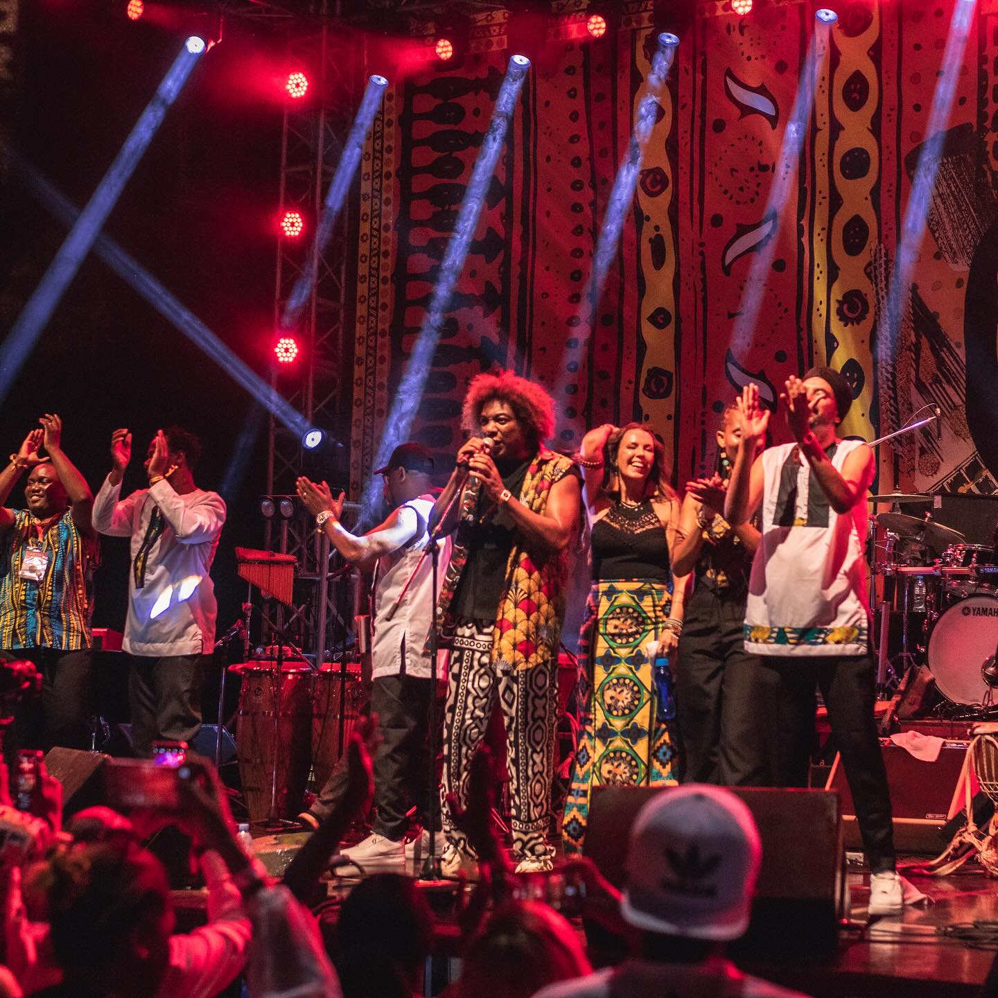 Stewart Sukuma e Banda NKhuvu fazem festa no Sauti Za Busara em Tanzânia