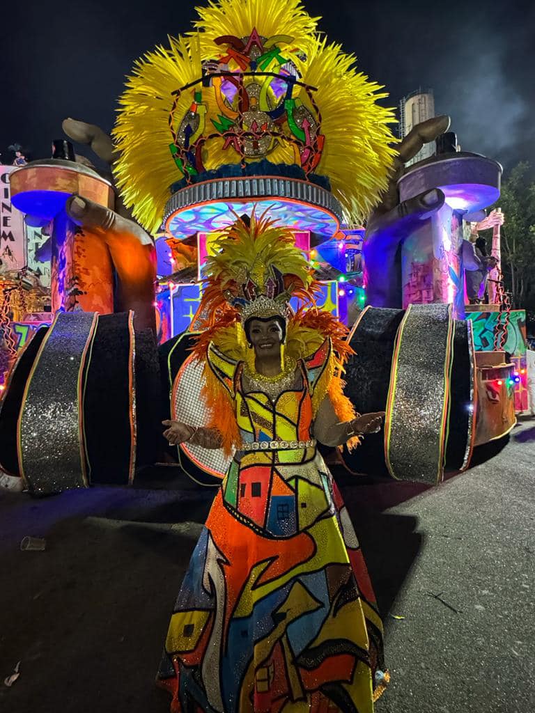 Sebastião Coana deixa a sua marca no Carnaval Brasileiro com o vestido da Rainha da Favela