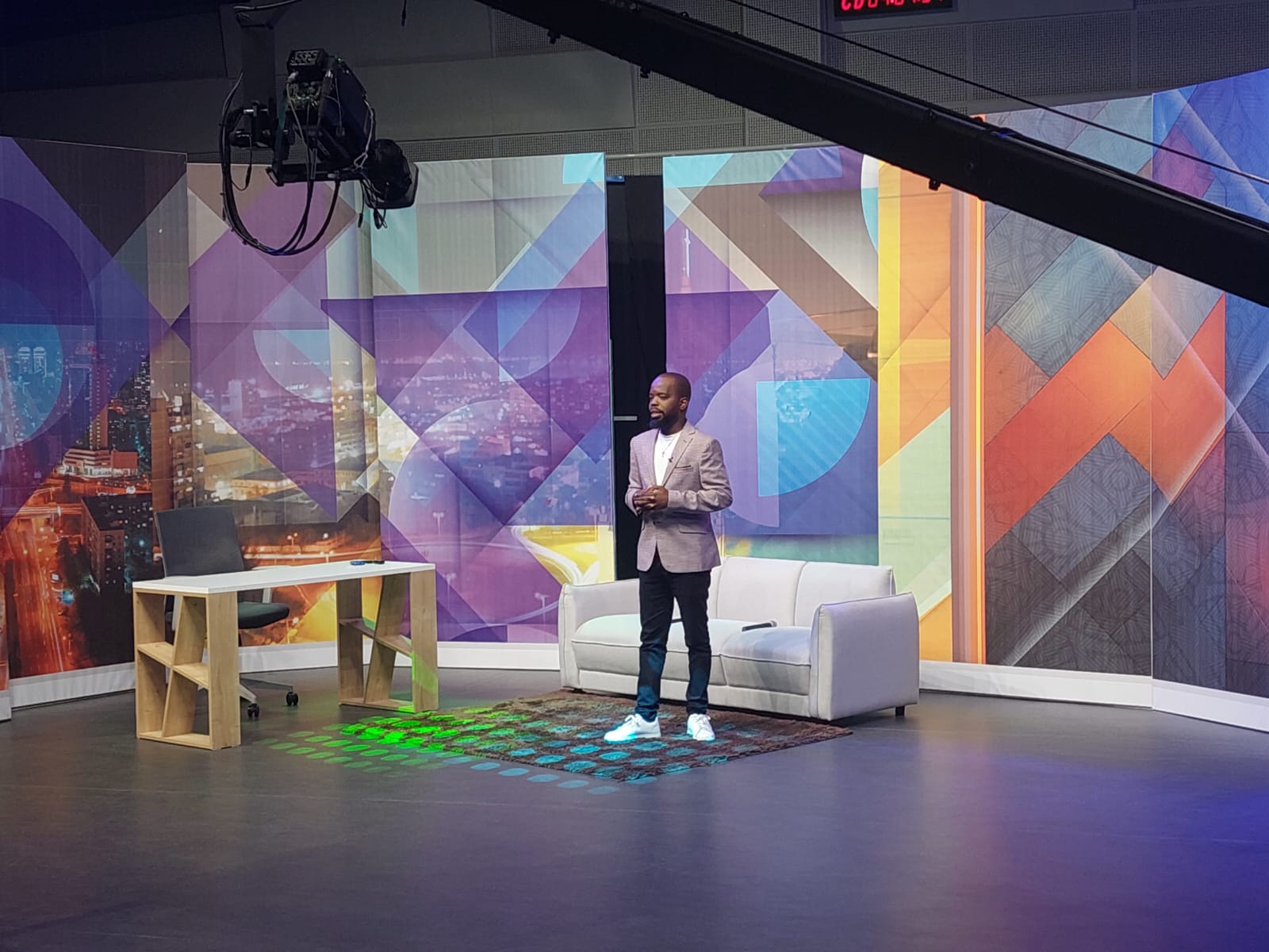 TVM surpreende com nova imagem do Mercado Criativo