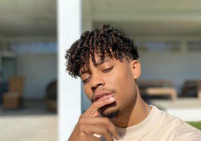 Alcy aproveita a “espuma” da sua relação com Nicoll para facturar