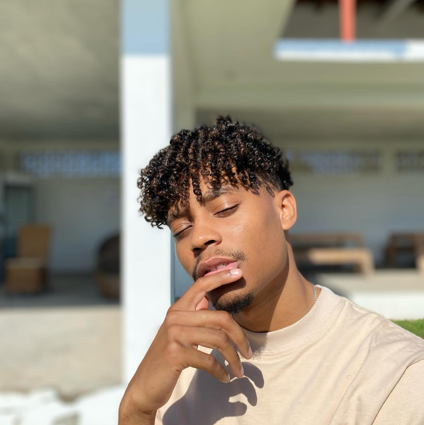 Alcy aproveita a “espuma” da sua relação com Nicoll para facturar