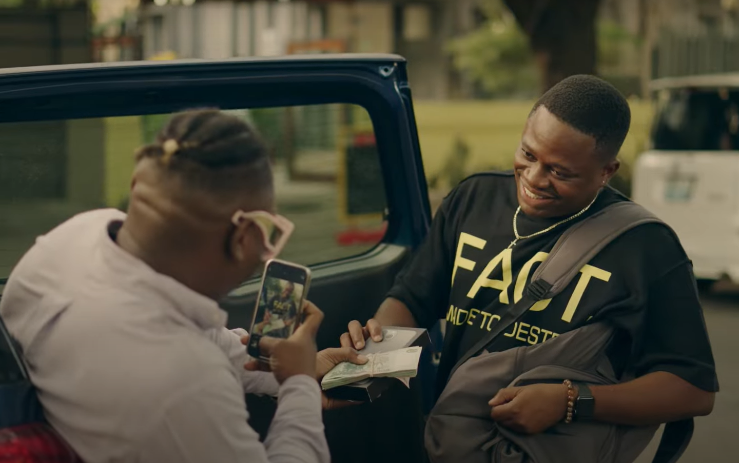 Roley interpreta o papel de Nhonguista no seu novo vídeo