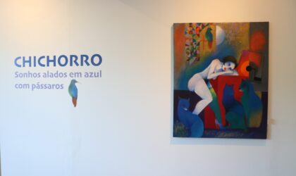 Chichorro expõe “sonhos alados em azul com pássaros” na Fundação Fernando Leite Couto