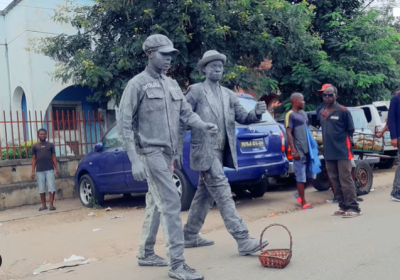 Jovens criativos fazem estátuas humanas e ganham dinheiro