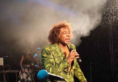 Mesmo com chuva, fãs lotam o Porto de Maputo no show dos 40 anos de carreira de Stewart Sukuma
