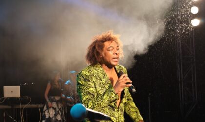 Mesmo com chuva, fãs lotam o Porto de Maputo no show dos 40 anos de carreira de Stewart Sukuma