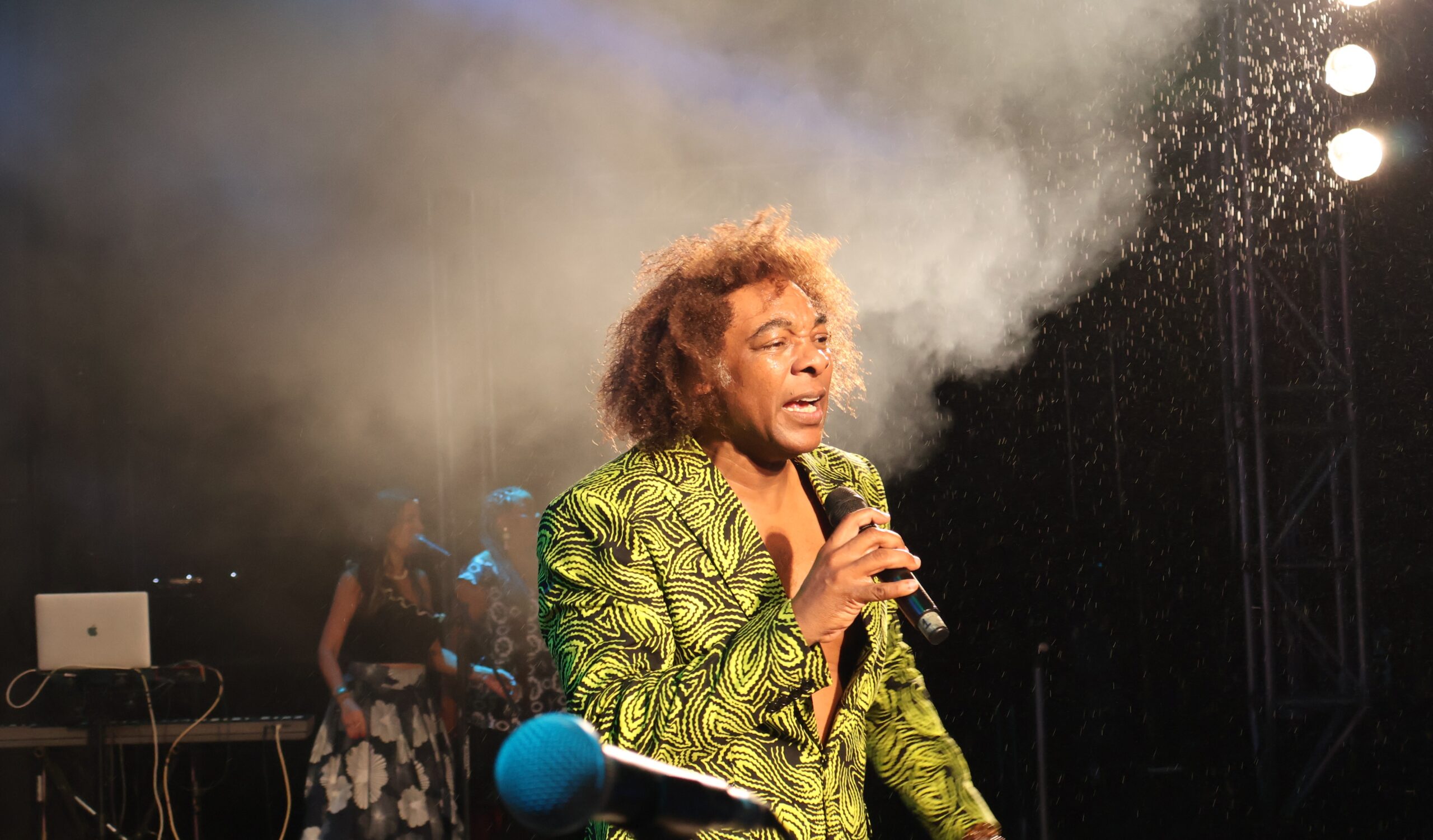 Mesmo com chuva, fãs lotam o Porto de Maputo no show dos 40 anos de carreira de Stewart Sukuma