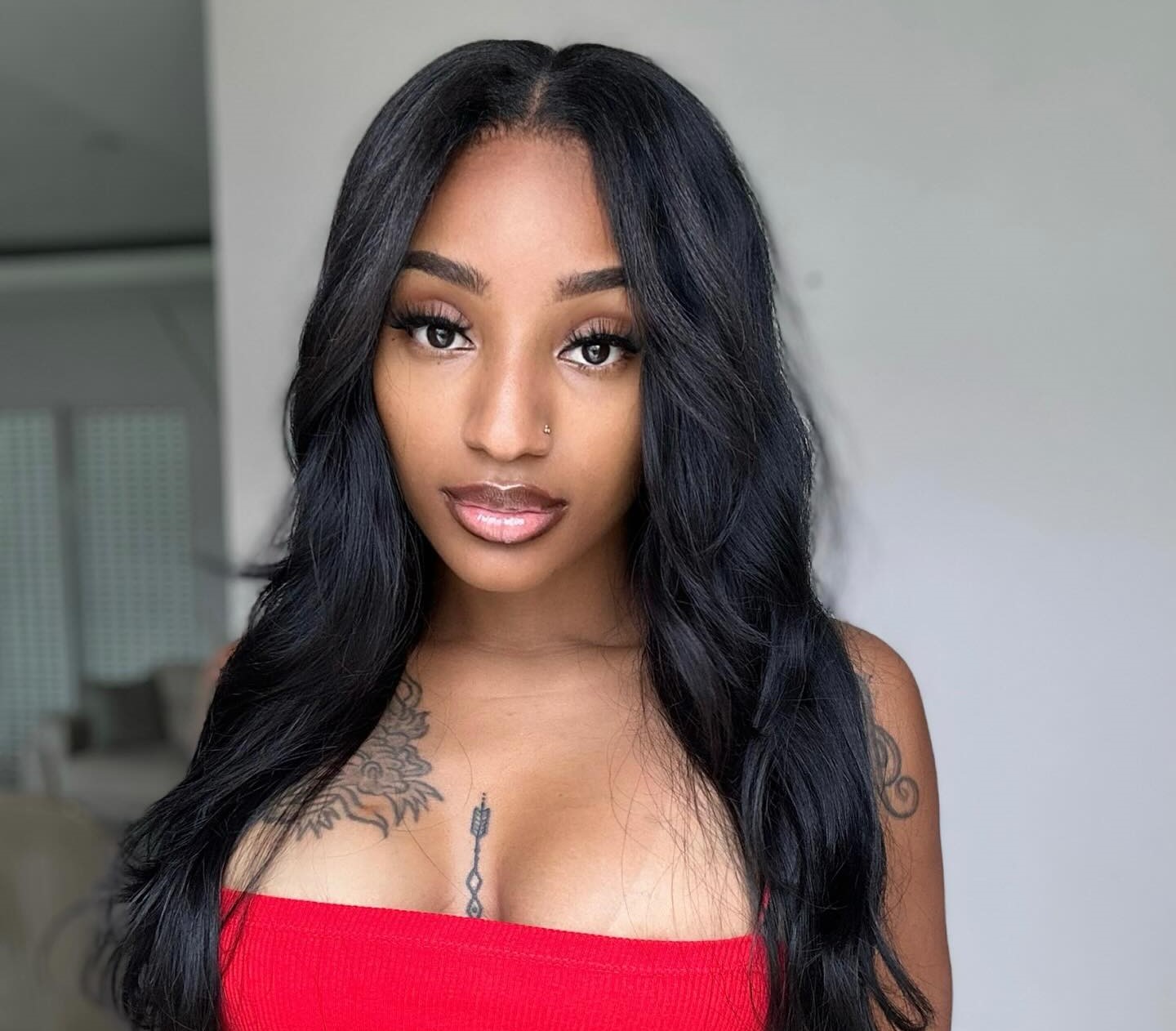 Após a separação com Gregório, Neide Sofia vem curtir na festa de aniversário do Bander