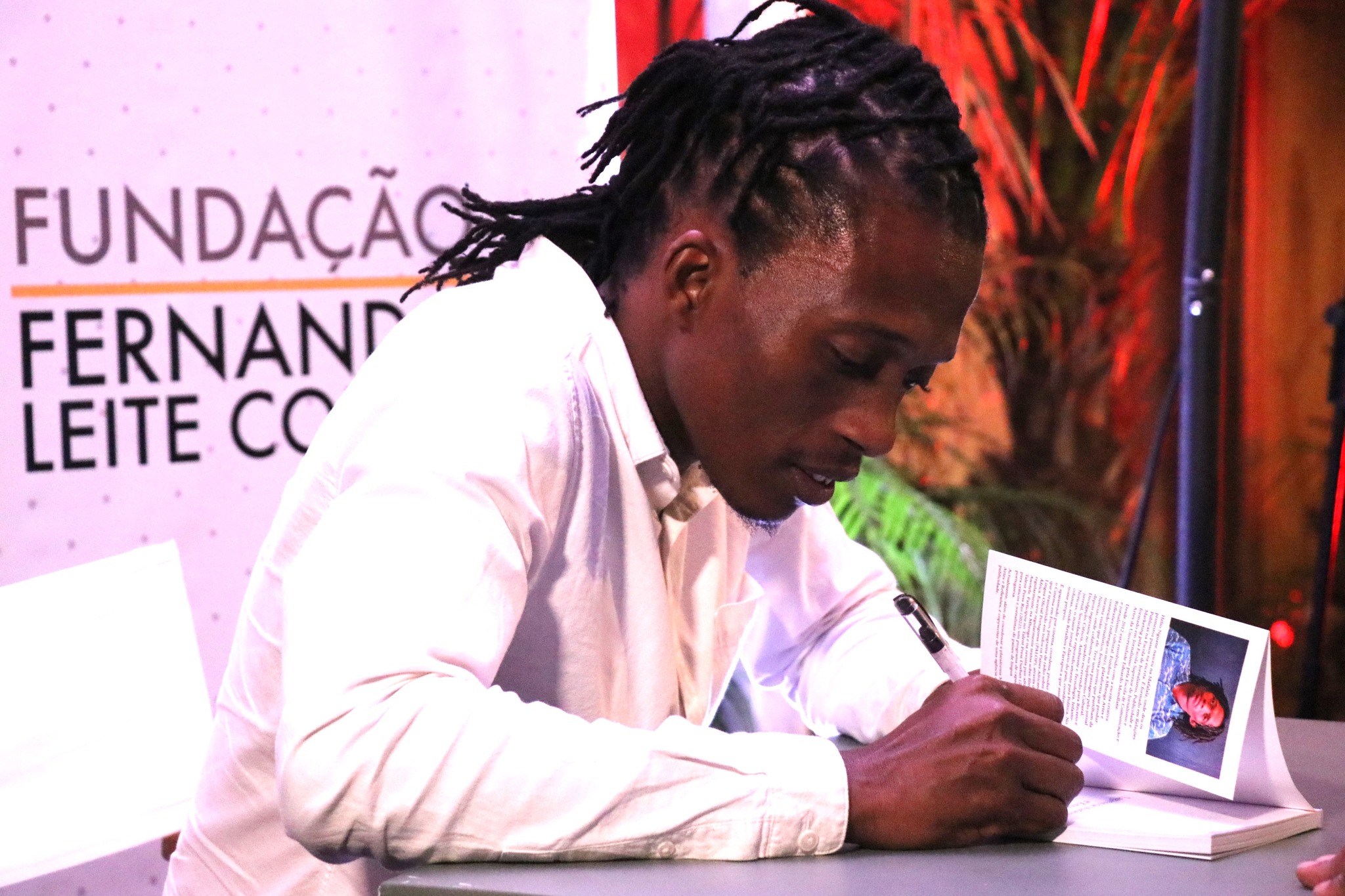 “Lagartos de Madeira e Zinco” – livro de estreia de Hélio Nguane já disponível