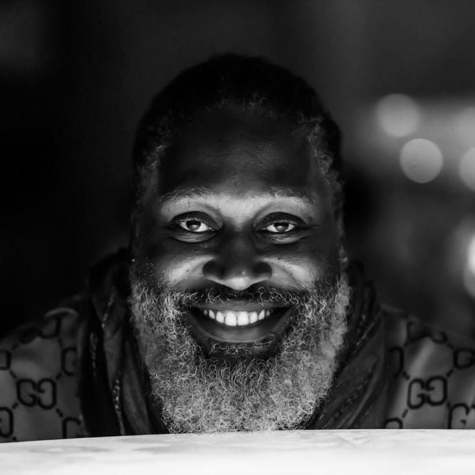 Miguel Xabindza canta “Cartão Postal” na Fundação Fernando Leite Couto