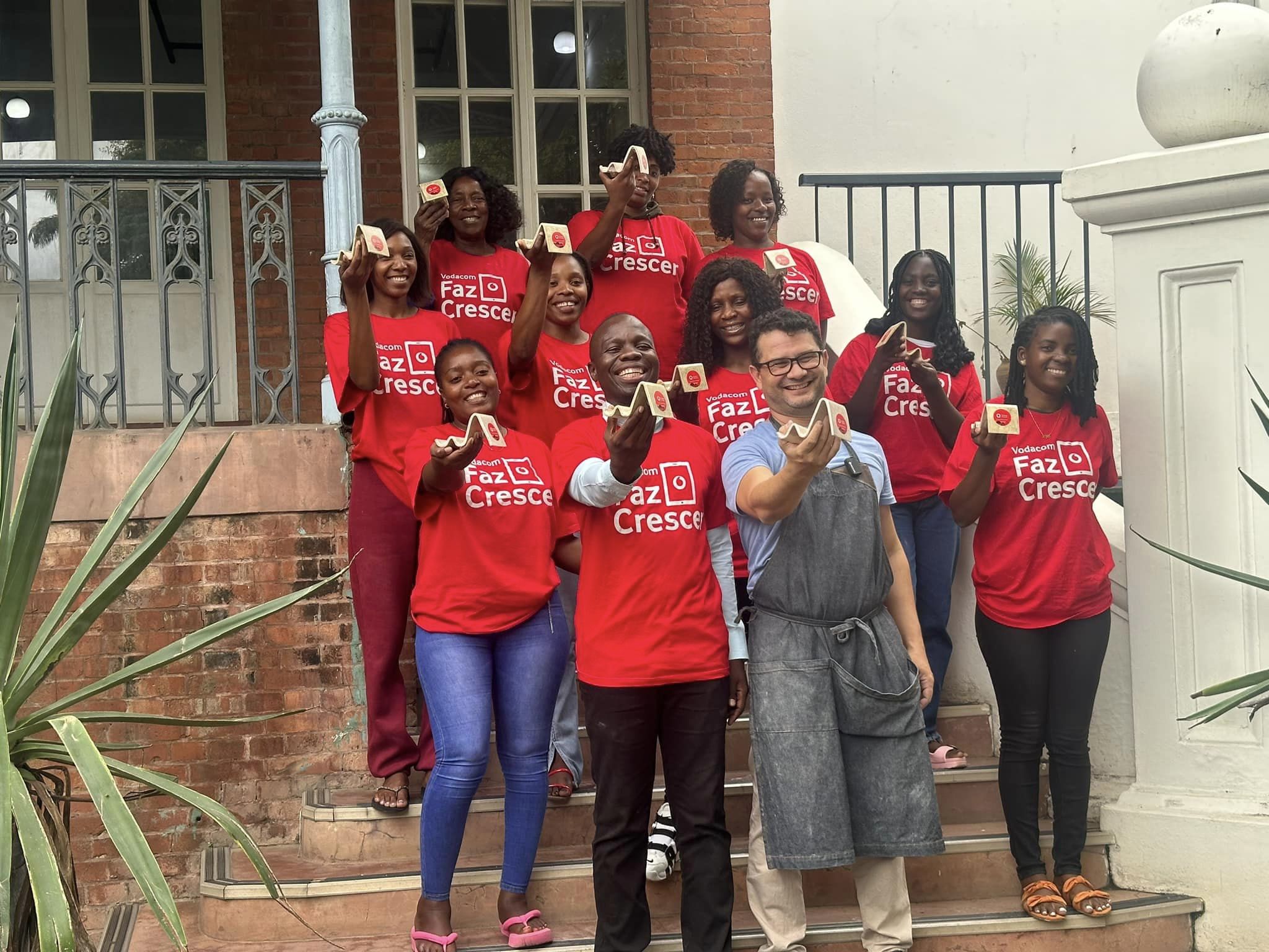 Gabriel Borges e Sebastião Coana capacitam mulheres na produção de brindes de cerâmica 