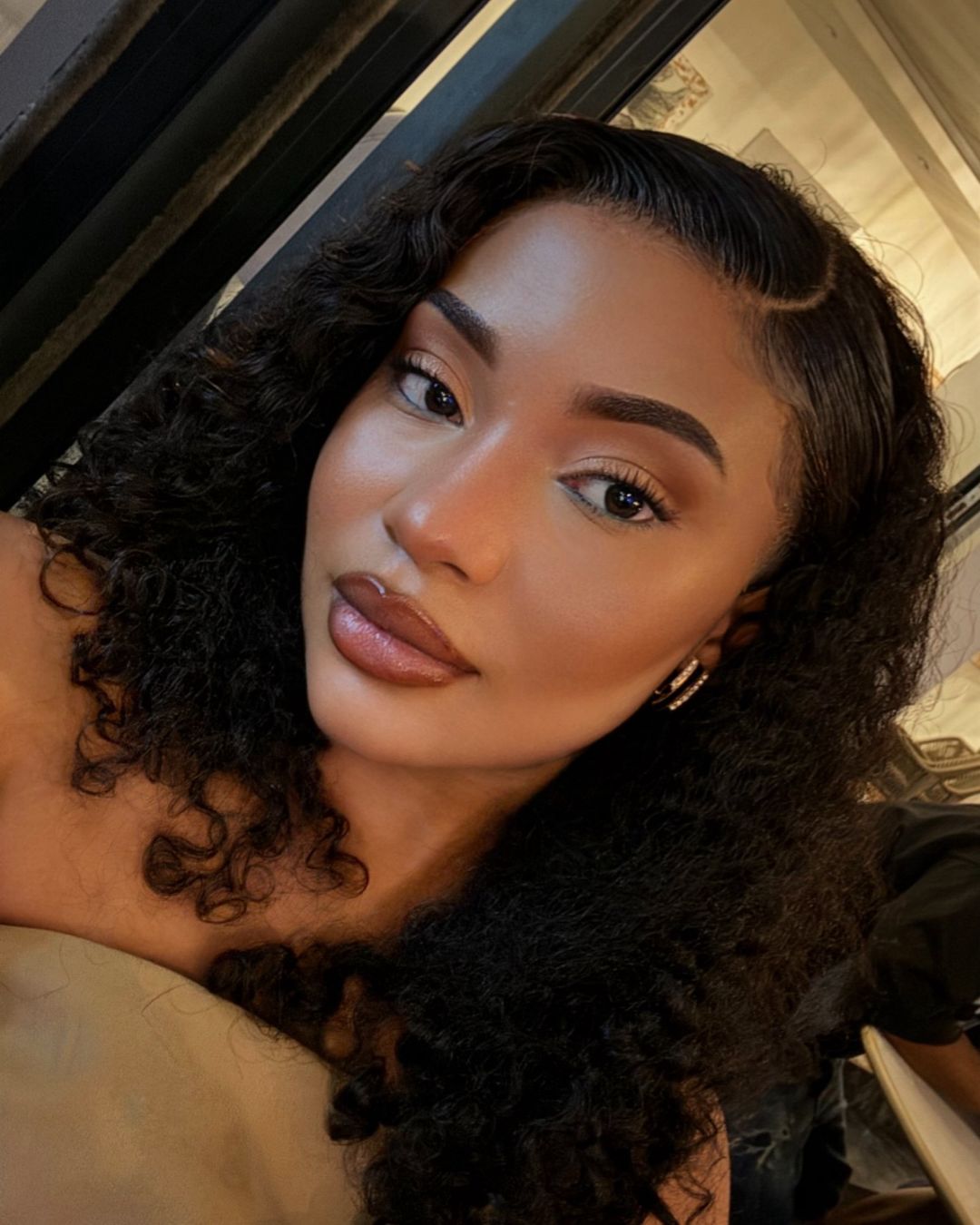 Nicoll Gonsalves nega ser namorada de um velhote e ataca blogueiro