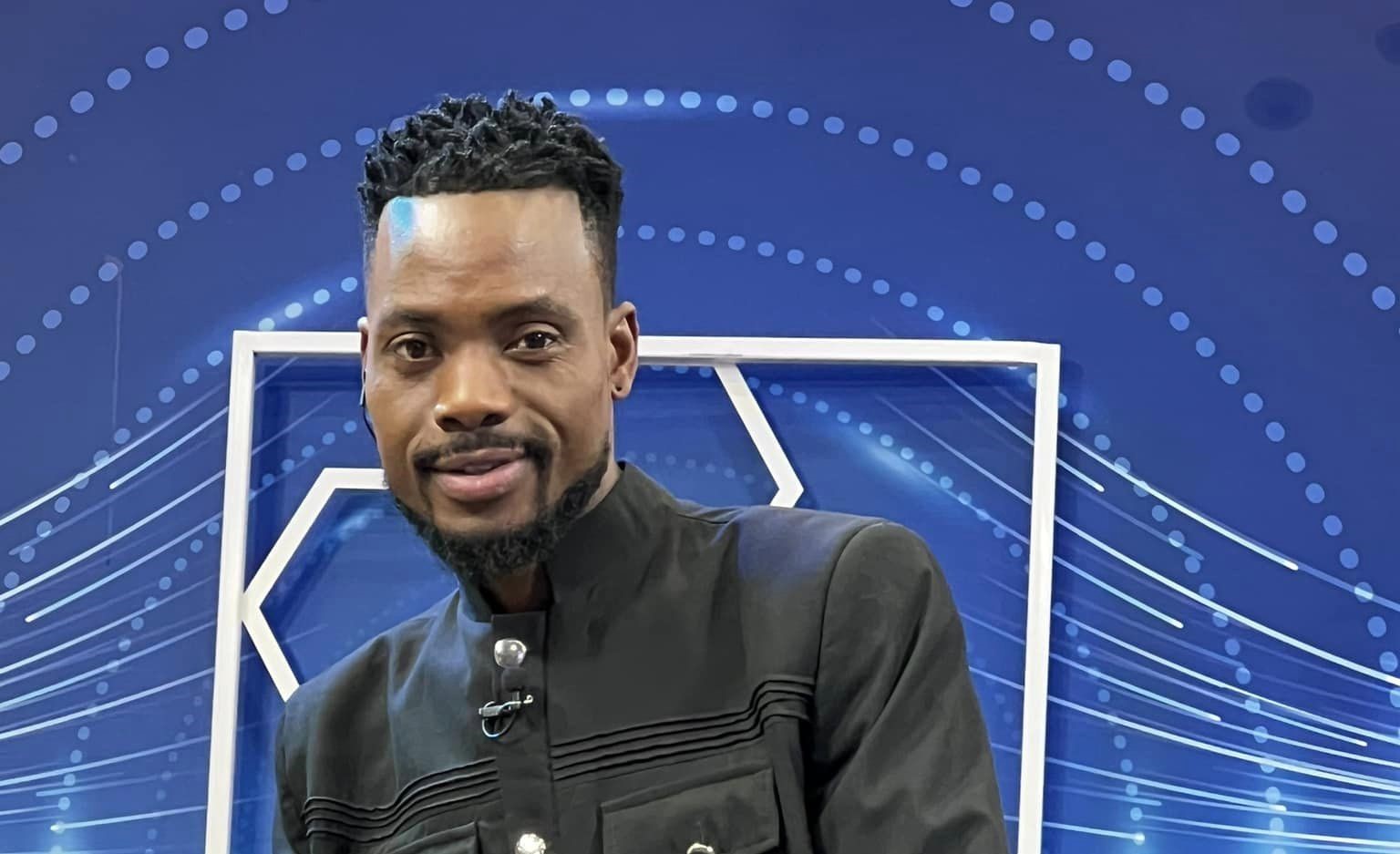 Nasceu o terceiro filho do apresentador Helton Sinete