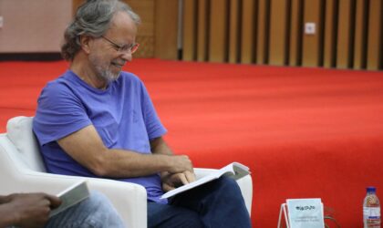Mia Couto vence Grande Prémio de Conto Branquinho da Fonseca com “Compêndio para desenterrar nuvens”