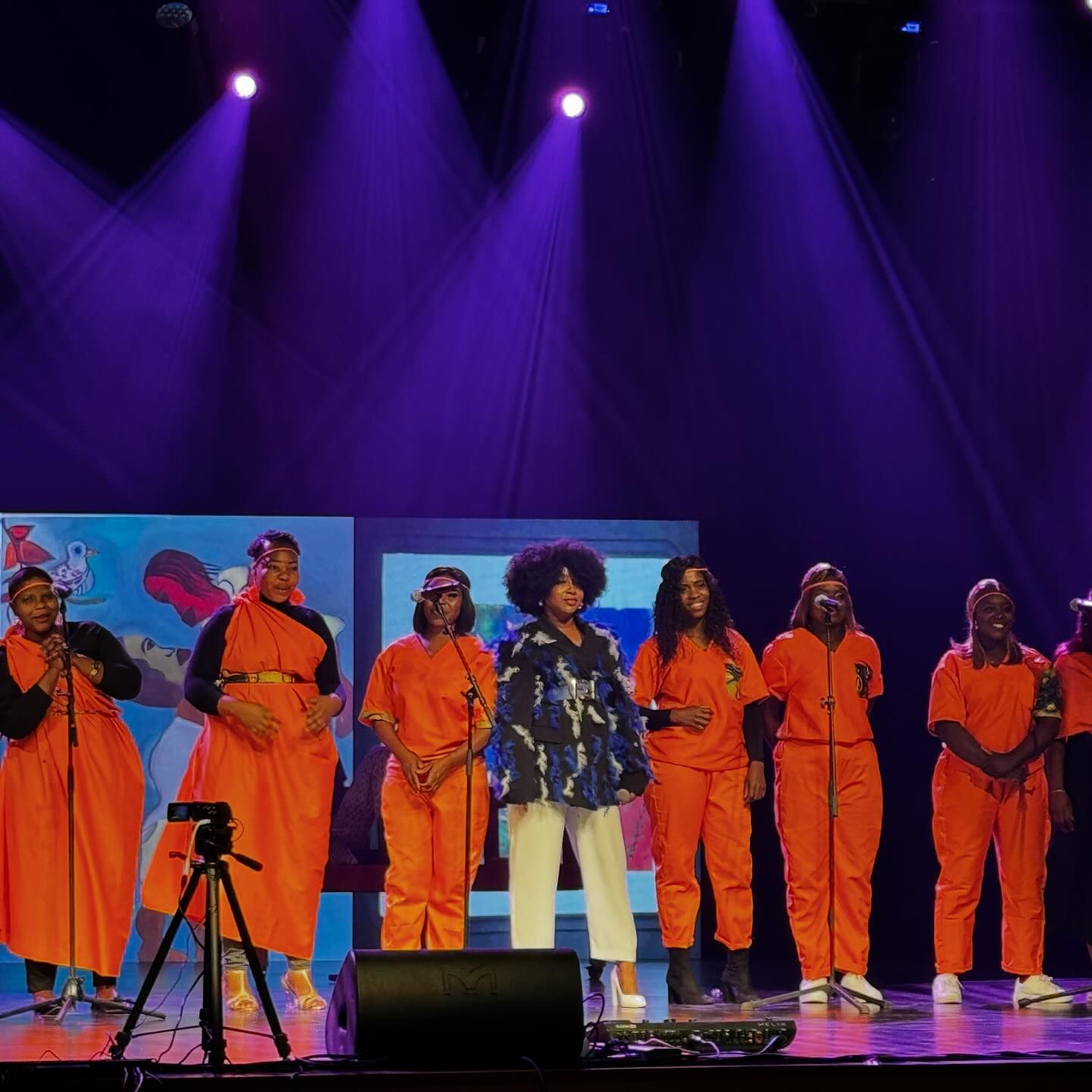 Dama do Bling canta a música “Desabafo de um recluso” com reclusas da Cadeia de Ndlavela