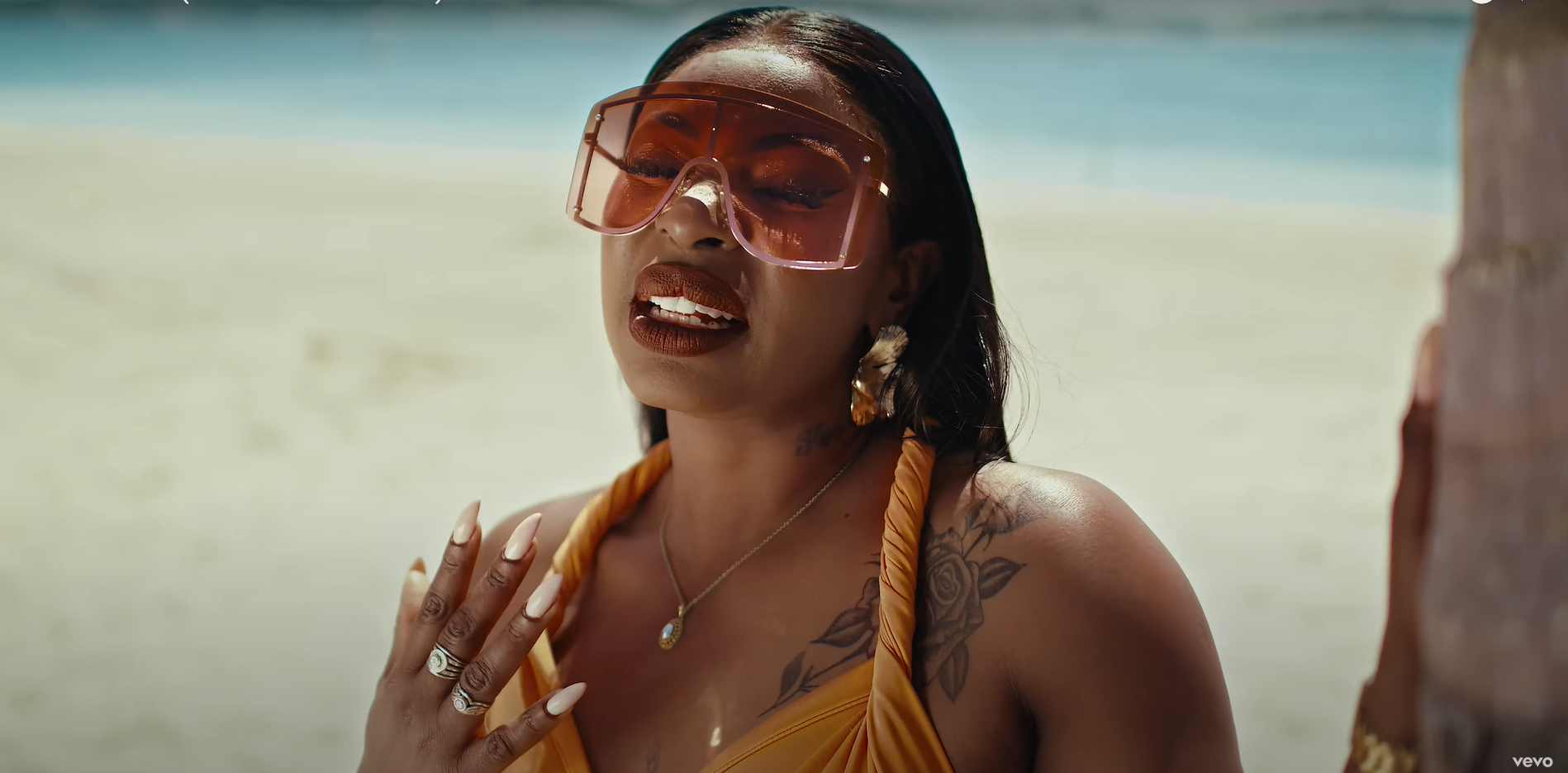 Liloca canta como é bom sentir saudades da pessoa que amamos em “Vilela”