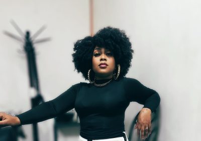 Dama do Bling recebe elogios ao lançar 4 músicas com participações inéditas