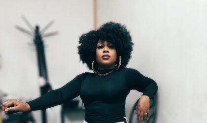 Dama do Bling recebe elogios ao lançar 4 músicas com participações inéditas