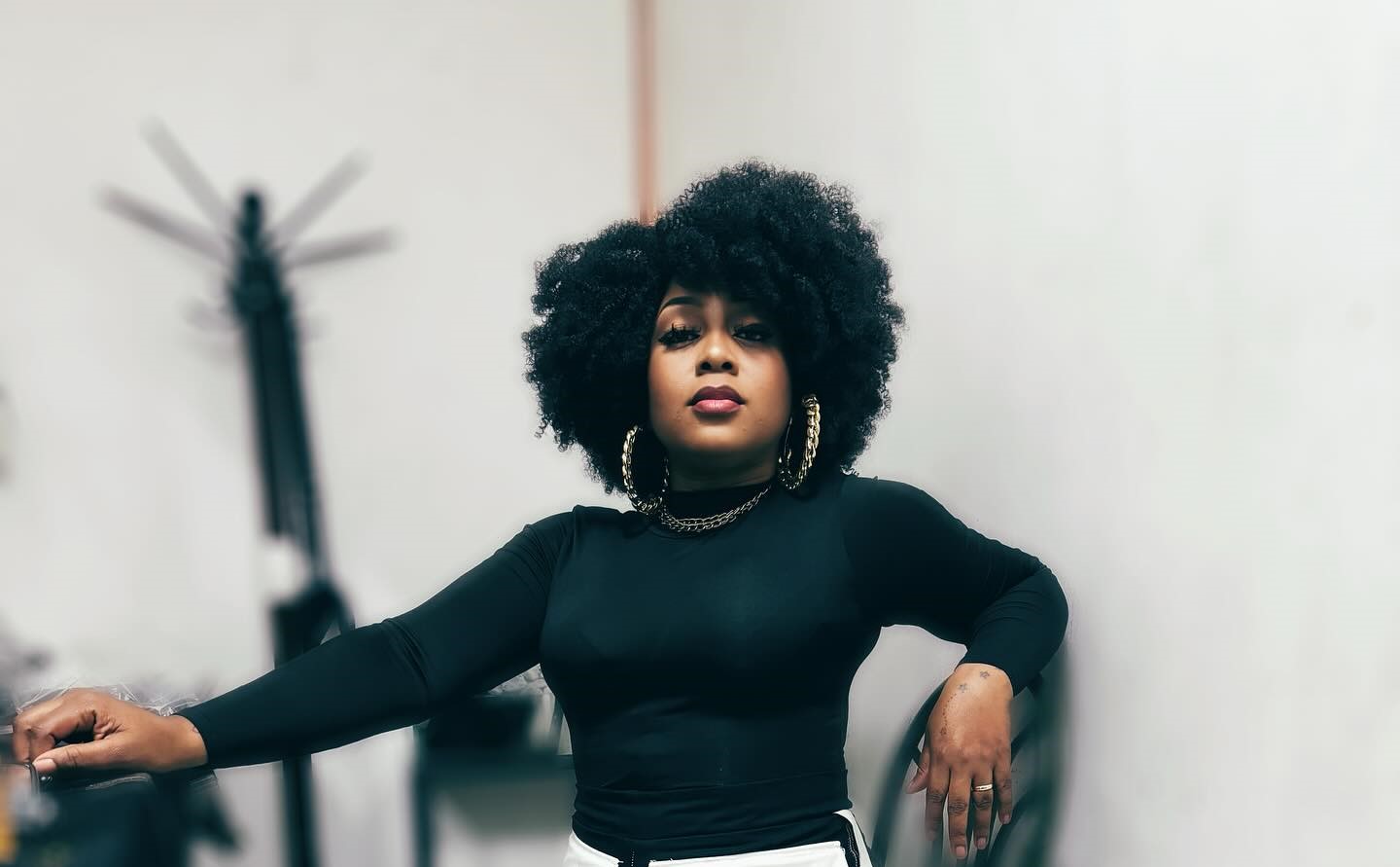 Dama do Bling recebe elogios ao lançar 4 músicas com participações inéditas