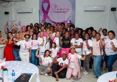 Evento STRONG TOGETHER alusivo ao Outubro Rosa  reúne cerca de 100 pessoas