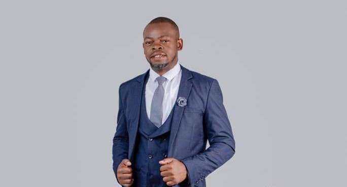 Mito Munguambe levanta-se da cadeira de rodas e dá os primeiros passos