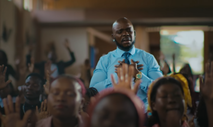Mr. Bow canta que muitos tentaram derrubá-lo, mas não conseguiram porque “Seu Deus é bom” 