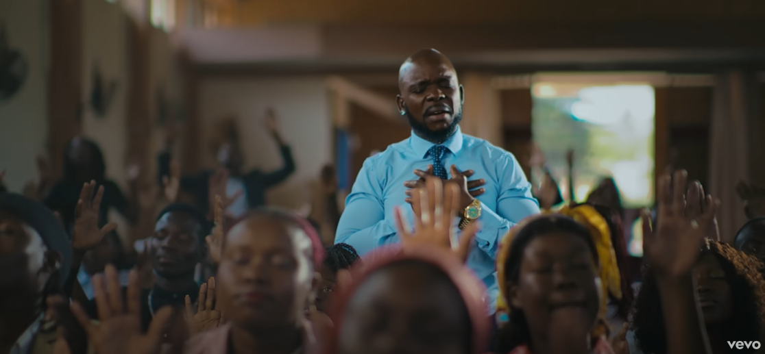 Mr. Bow canta que muitos tentaram derrubá-lo, mas não conseguiram porque “Seu Deus é bom” 