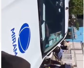 Manifestantes bloqueiam carro da “TV de Primeira”, Miramar