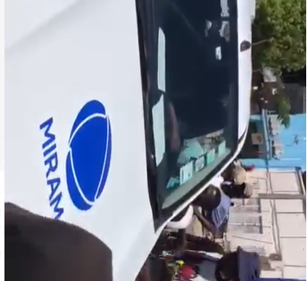 Manifestantes bloqueiam carro da “TV de Primeira”, Miramar