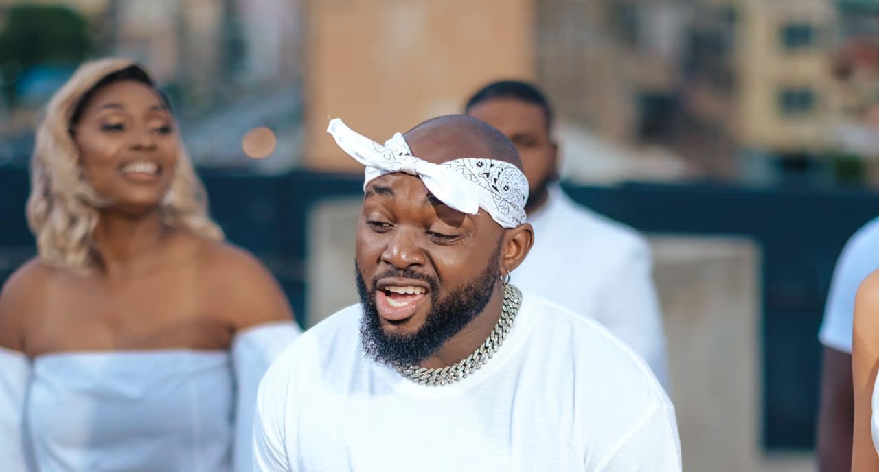 Depois de receber críticas por participar na música “Queremos Paz”, Classic Nova “rende-se” ao povo