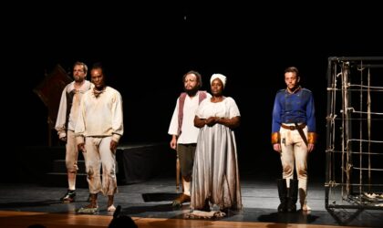 Companhia de teatro M’Bêu apresenta a peça “Sujo(s)” no Brasil