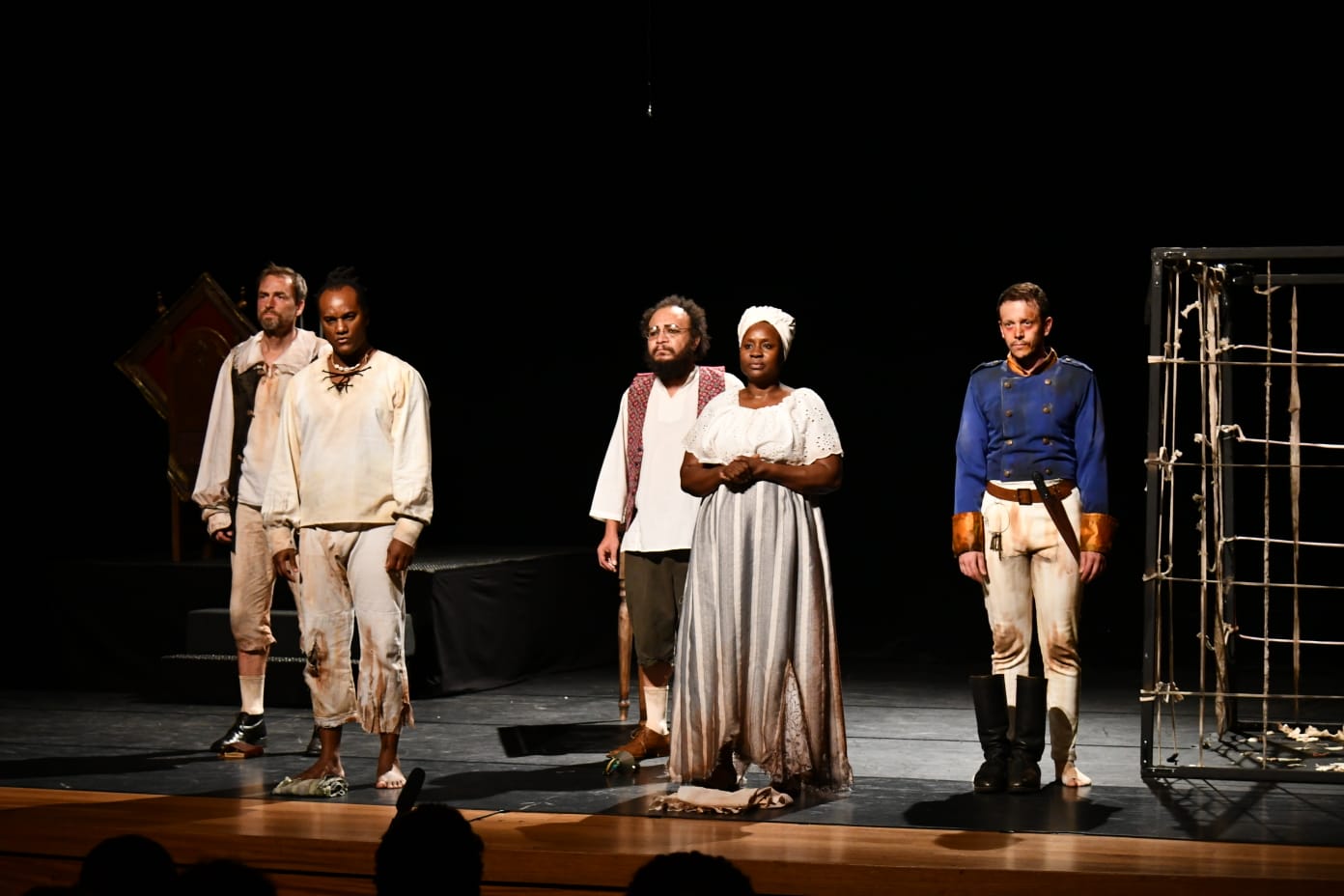 Companhia de teatro M’Bêu apresenta a peça “Sujo(s)” no Brasil