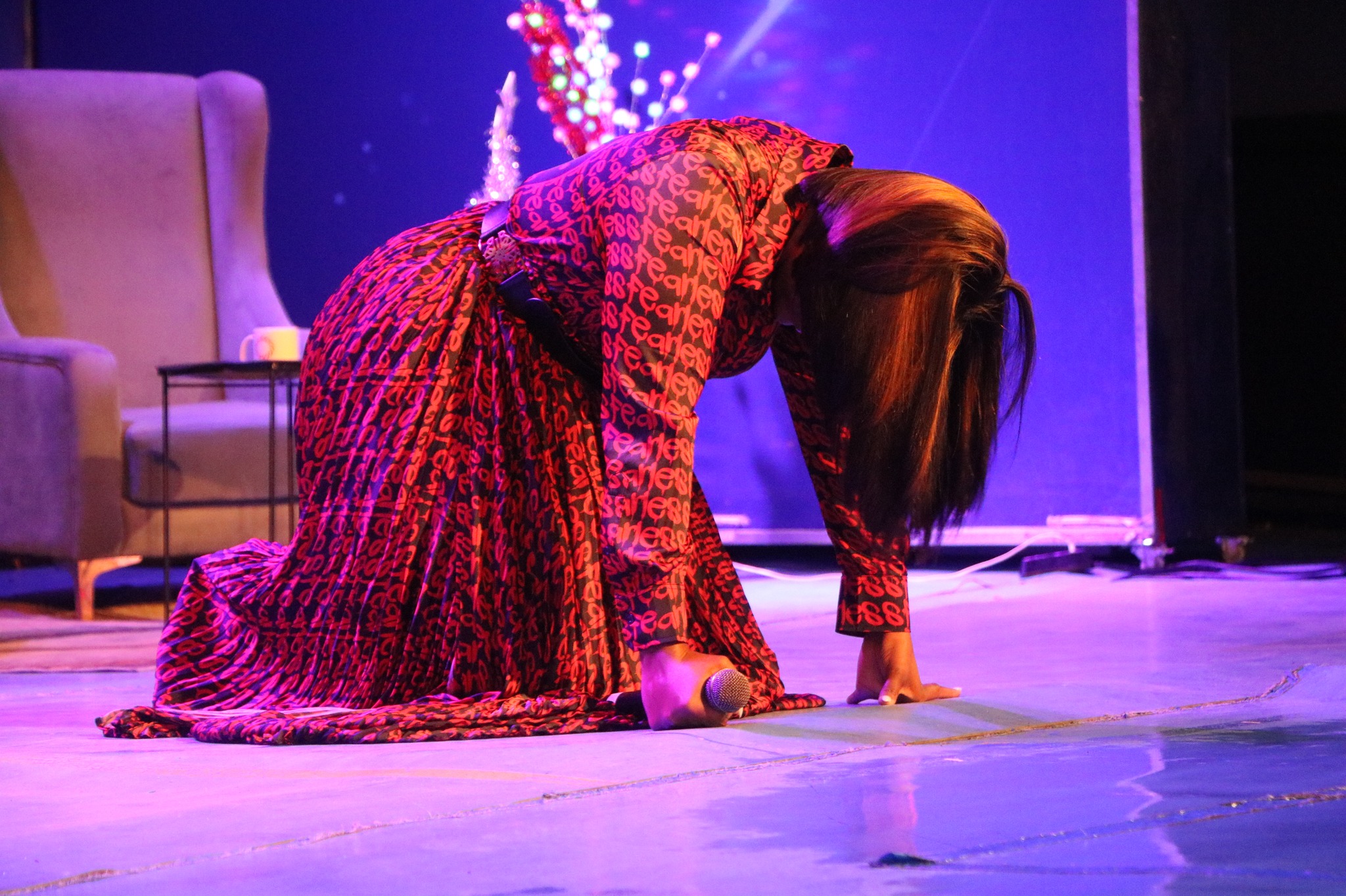 Lizha James chora ao cantar música “Voz do Povo” no Moçambique em Concerto 