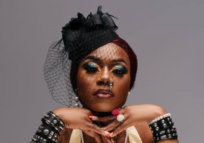 Iva Mass é criticada por aparecer seminua em vídeo nas redes sociais